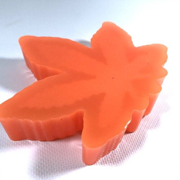 Glow In The Dark Resin Pot Leaf Ashtray - Picture 5 of 6